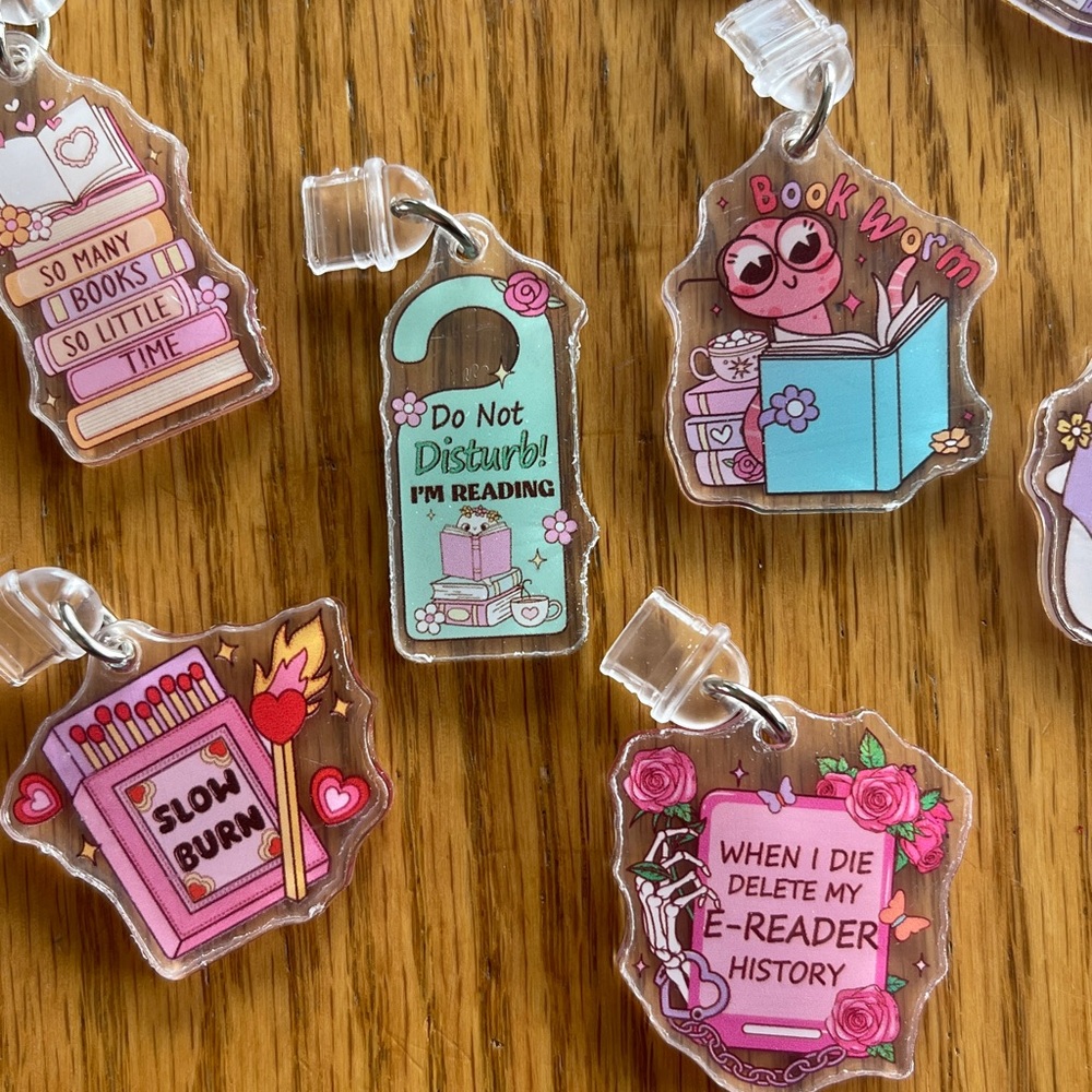NEW Books Dust Plug Set🌺